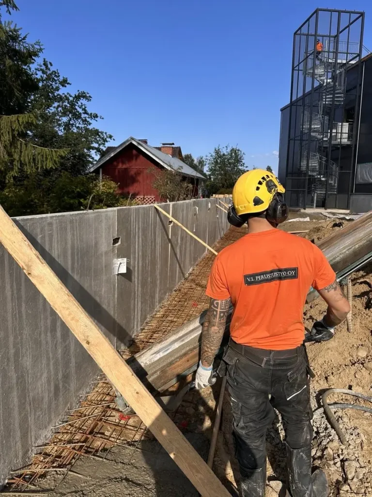 Paikallavaluseinä.